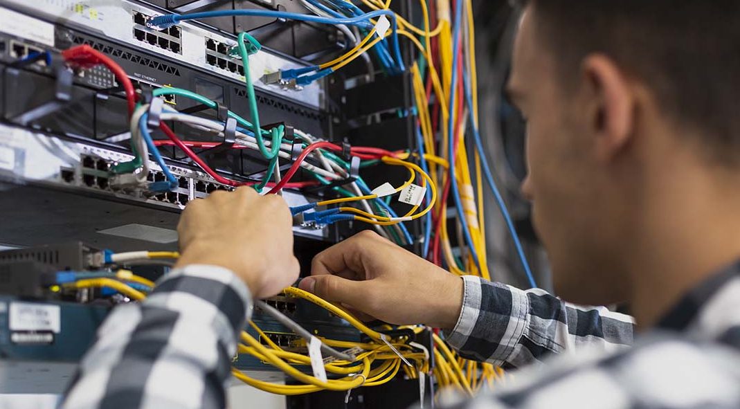 Equipo de EMKSYS trabajando en un entorno de oficina colaborativo